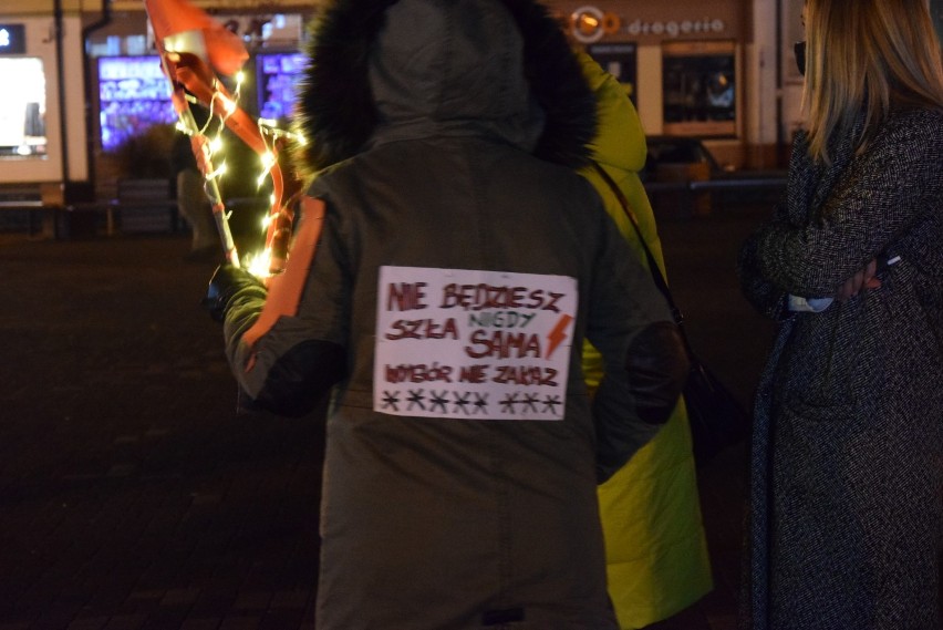 Strajk kobiet w Wieluniu. Demonstranci spacerowali w...