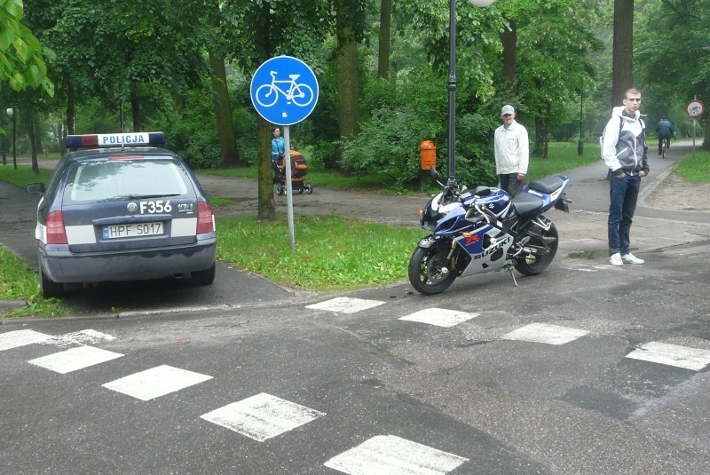 Wypadek na św. Antoniego w Tomaszowie: Motocyklista zderzył się z bmw  [ZDJĘCIA]