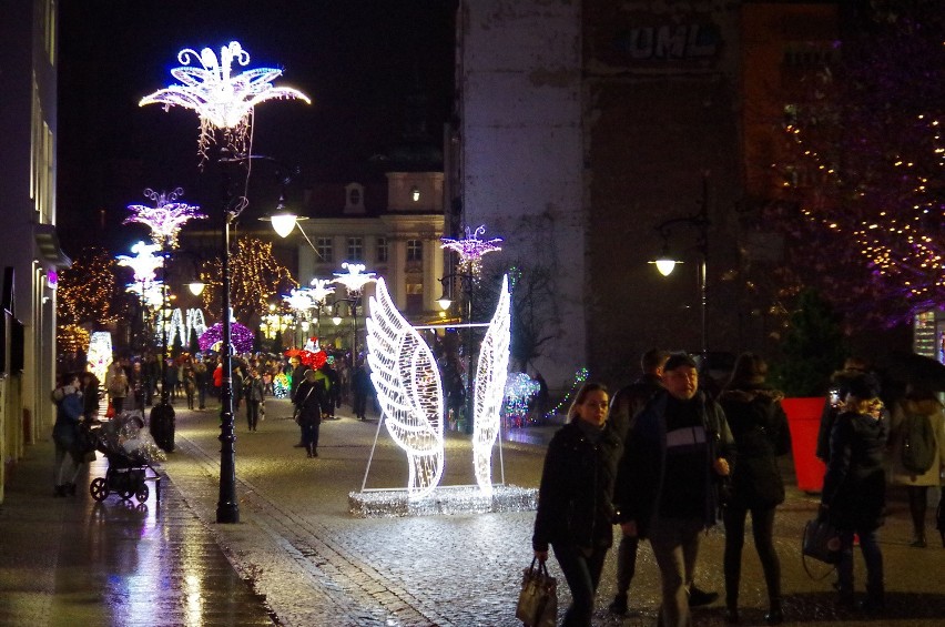 Iluminacja Legnicy wygląda obłędnie! Zobaczcie zdjęcia legnickich ozdób świątecznych! [ZDJĘCIA]