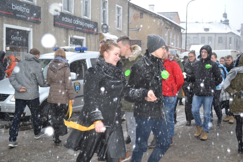 Na kartuskim Rynku przy gęstych opadach śniegu tańczyli dziś...