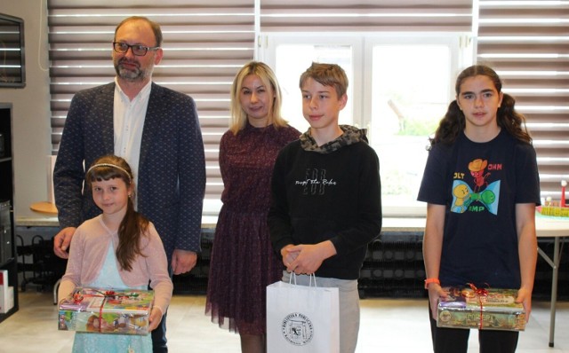 W Miejsko-Gminnej i Powiatowej Bibliotece Publicznej w Kazimierzy Wielkiej wręczone zostały nagrody w konkursach związanych z obchodami Roku Rodu Łubieńskich.