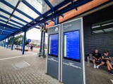 Elektroniczne tablice na dworcu PKP w Lesznie w końcu działają. Co z tego - mówią pasażerowie - skoro pociągi wciąż się spóźniają