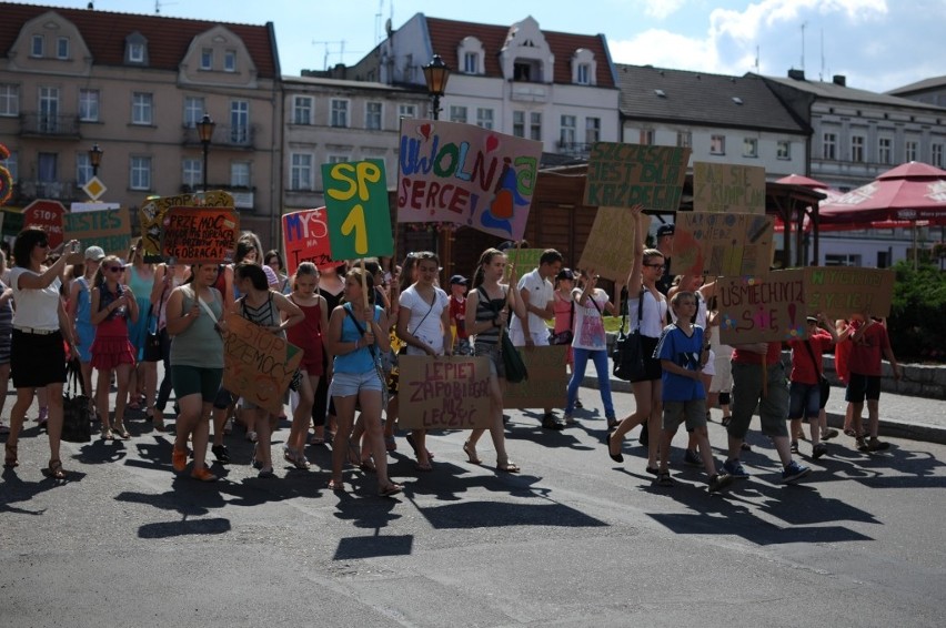 Śrem: policja zorganizowała na rynku happening. Udział w nim wzięła młodzież ze śremskich szkół