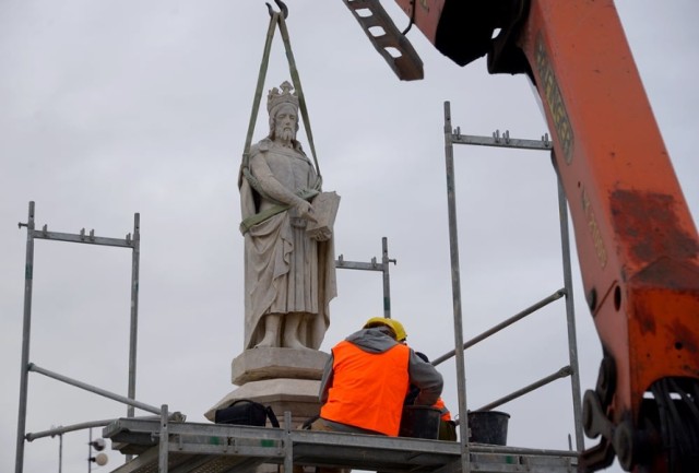 Odnowiony pomnik króla Kazimierza Wielkiego powrócił na Rynek w Bochni