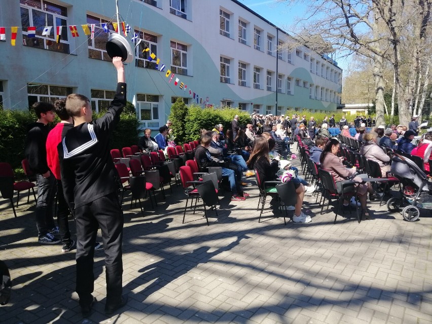 Czapki tradycyjnie poleciały w górę! Uczniowie Zespołu Szkół Morskich gotowi do matury