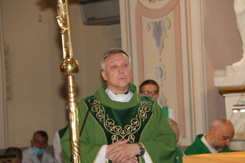Ks. Jarosław Ciuchna, proboszcz parafii pw. św. Antoniego...