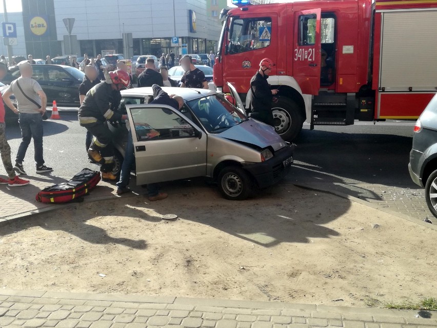 Wypadek na ulicy Górnośląskiej w Kaliszu. 86-letnia kierująca fiatem w szpitalu. ZDJĘCIA