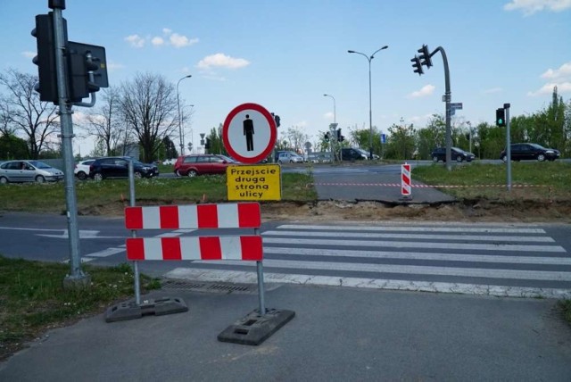 Przy skrzyżowaniu Naramowickiej i Lechickiej trwają prace przygotowawcze do wprowadzenia nowej organizacji ruchu, przed budową wiaduktu