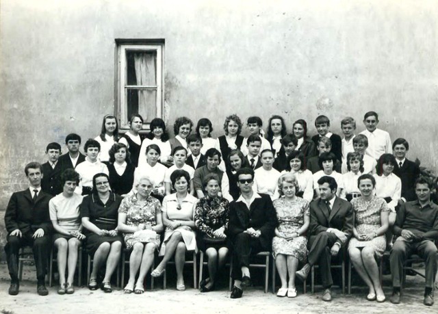 Nauczyciele i uczniowie szkoły w 1948 roku.