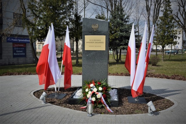Obelisk upamiętniający ofiary katastrofy smoleńskiej w Bełchatowie.