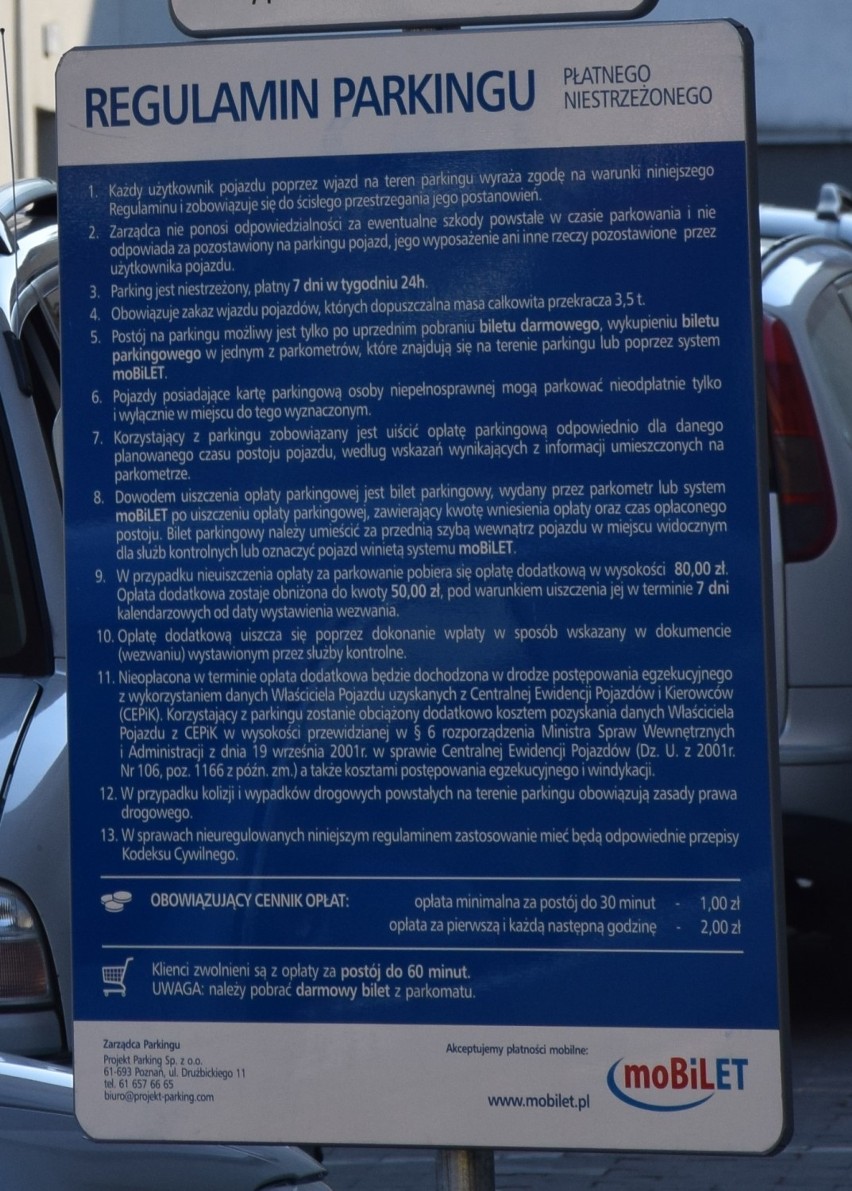 Płatny parking koło "Biedronki" w Zduńskiej Woli. Klienci sklepu mają godzinę na zakupy