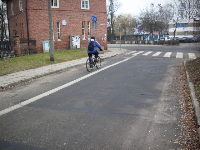 Czyżby zdjęcie zostało zrobione w Anglii? Dlaczego ten rowerzysta jedzie lewą stroną jezdni?