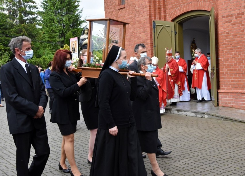 Mimo obowiązujących rok temu obostrzeń sanitarnych...