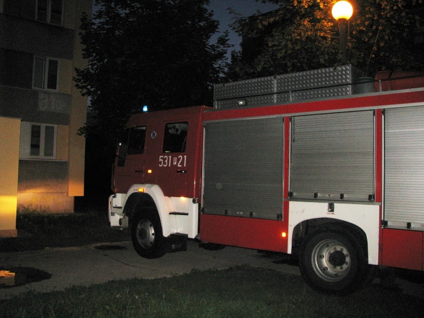 Pożar w bloku w Ostrowie. Zginął mężczyzna [FOTO]