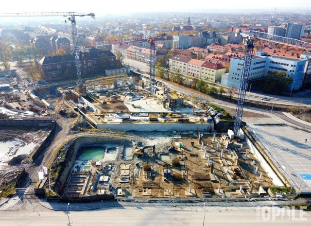 Centrum Usług Publicznych w Opolu - zdjęcia placu budowy z drona i z poziomu gruntu