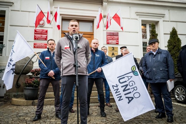 Protesty rolników nie ominą Bydgoszczy. Około stu rolników z banerami i flagami będzie skandować przed urzędem wojewódzkim przy ul Jagiellońskiej, początek o godz. 9.