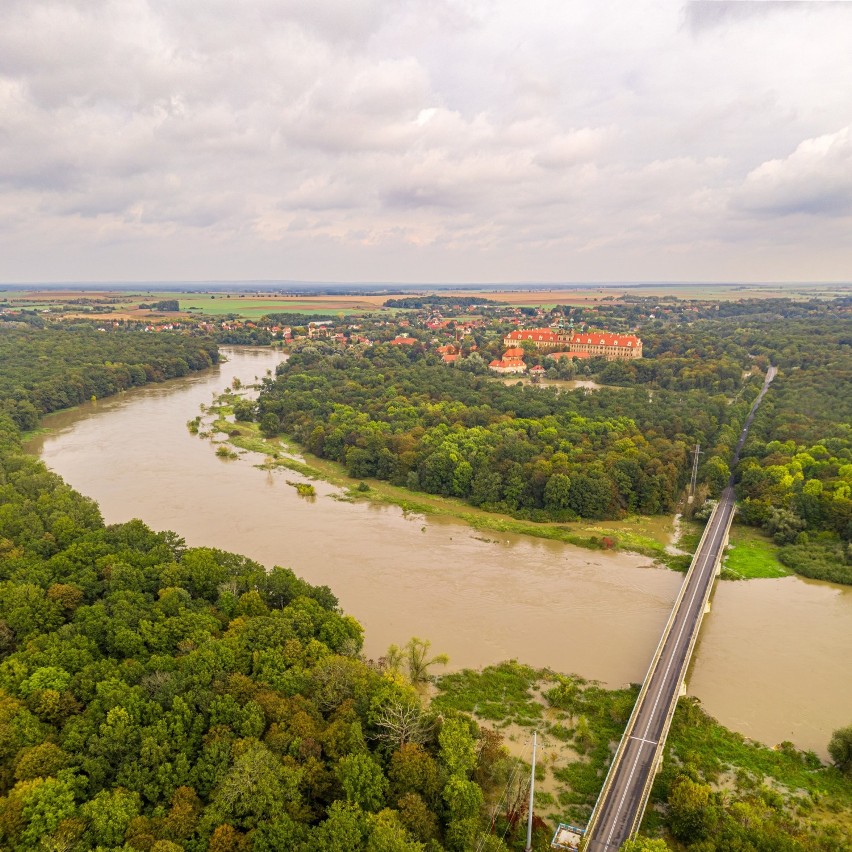 Wielka woda u bram klasztoru w Lubiążu