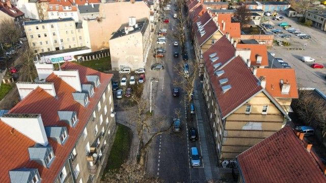 Ulica Kolejowa na Dolnym Łazarzu zostanie przebudowana w 2022 roku. Spółka Poznańskie Inwestycje Miejskie ogłosiła przetarg, który wyłoni wykonawcę. Poza przebudową drogi na całej jej długości zostaną też zasadzone nowe rośliny. 
