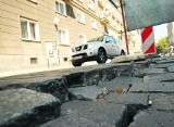 Wrocław: Jedna dziura paraliżuje ul. Stawową