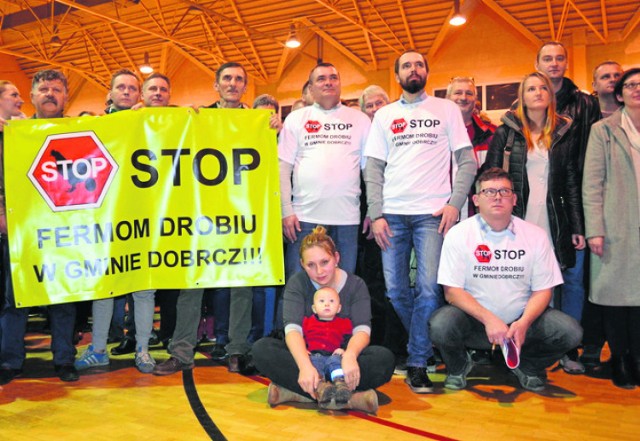 Z ogromną determinacją mieszkańcy protestowali przeciwko fermom kur - w świetlicy w Kotomierzu i w szkole w Dobrczu.