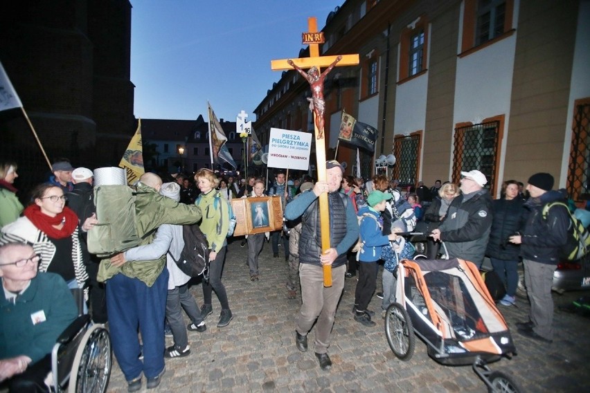 Pielgrzymka do Trzebnicy. 30 km marszu do grobu św. Jadwigi w Trzebnicy [MNÓSTWO ZDJĘĆ]