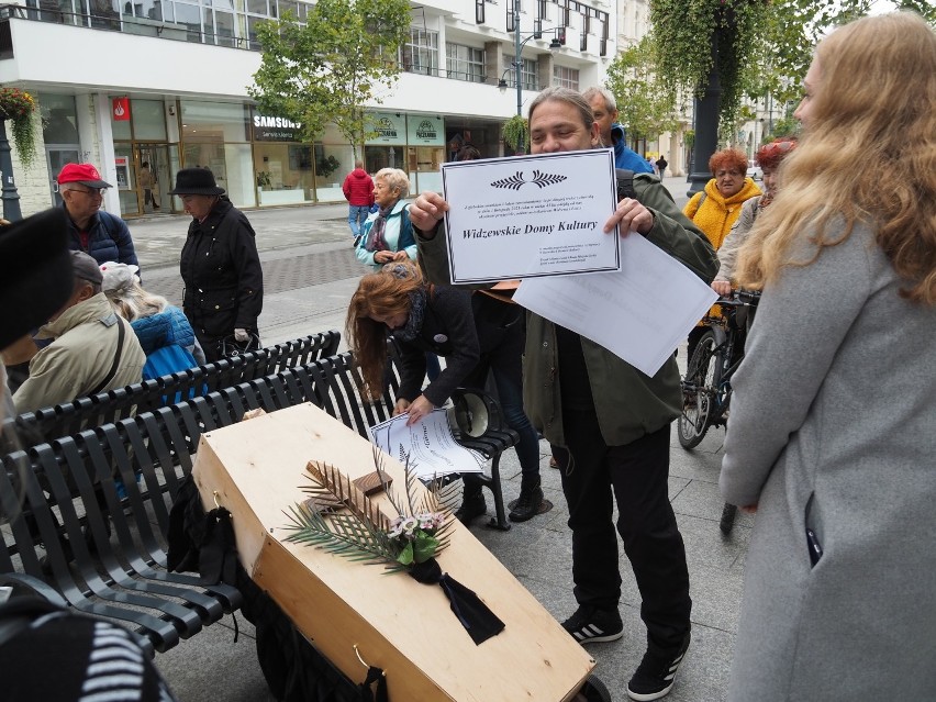 Kilkadziesiąt osób protestowało w czwartek 23 września pod...