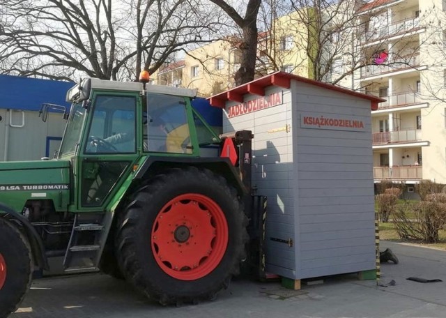 Wiata Jadłodzielni i Książkodzielni już została ustawiona na kluczborskim targowisku miejskim przy ul. Moniuszki.