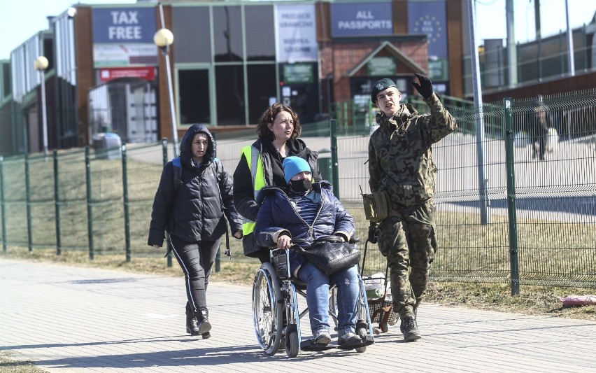 Na przejściach w Korczowej i Medyce ruch mniejszy, ale uchodźcy z Ukrainy wciąż przybywają w poszukiwaniu schronienia [ZDJECIA]