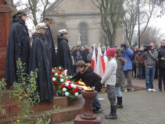 Każdego roku 11 listopada składane są wieńce i wiązanki kwiatów przy pomnikach