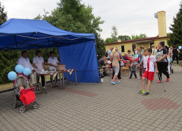 Ciechocinek był 111. gminą w województwie, którą odwiedził 500Bus, pojazd oznakowany logo rządowego programu Rodzina 500+. Przedstawiciele kampanii promocyjnej tego programu: Anna Napiórkowska (koordynatorka) oraz Iwona Zielińska i Agnieszka Jordan wydz. polityki społecznej Kujawsko-Pomorskiego Urzędu Wojewódzkiego oraz przybyły nieco później wicewojewoda Józef Ramlau omówili program Rodzina500+ i planowane kolejne programy, wspierające rozwój rodzin. Wcześniej Ewa Strzelecka- Słomkowska, kierowniczka Miejskiego Ośrodka Pomocy Społecznej przedstawiła kilka zdań o Ciechocinku i zrelacjonowała realizację rządowego programu w uzdrowisku. Po spotkaniu, na które przybyli m.in. Marian Ogrodowski, zastępca burmistrza i kilkoro radnych z przewodniczącym Marcinem Zajączkowskim na czele oraz duża grupa mieszkańców, gospodarze zaprosili wszystkich do ogrodu za ośrodkiem, gdzie serwowano grochówkę, a dzieci częstowano cukierkami i rozdawano im baloniki.