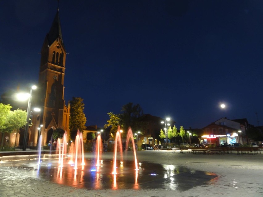 Kolorowa fontanna w Kartuzach nocą - ZDJĘCIA, WIDEO