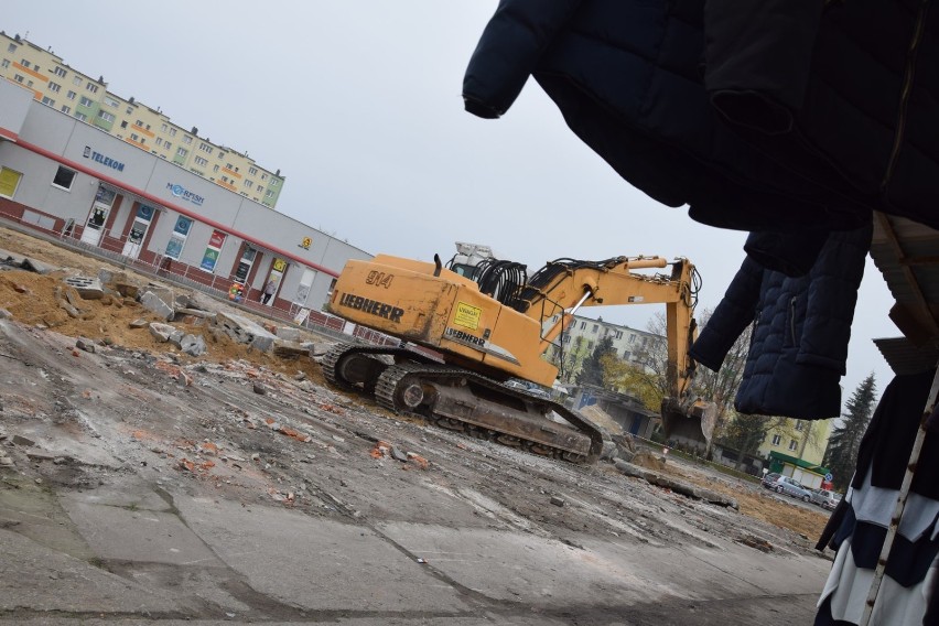 Rozbiórka bazaru przy Bartku w Sieradzu. Zniknęła już większość betonowych stoisk