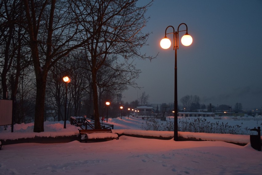 Przy świetle lamp i skrzącym śniegu. Zobacz, jak romantycznie może być nad zalewem w Sokółce 