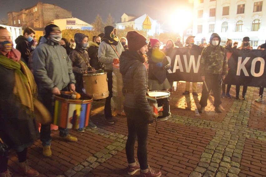 Kolejny protest kobiet w Bielsku-Białej ZDJĘCIA. Mniejsza frekwencja, ale równie wielka determinacja