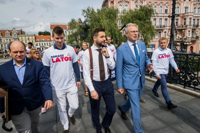 We wtorek w centrum Bydgoszczy można było spotkać Tomasza Latosa, spacerującego w towarzystwie Patryka Jakiego. Kandydat na prezydenta Warszawy przyjechał wesprzeć swojego kolegę z Prawa i Sprawiedliwości. Pod pomnikiem Leona Barciszewskiego na Wełnianym Rynku odbyła się konferencja prasowa z udziałem polityków PiS.


Jak zabezpieczyć mieszkanie podczas urlopu?

