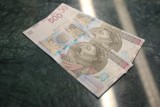 Po Kartuzach krąży osoba z fałszywymi banknotami 500 zł - oszusta poszukuje policja