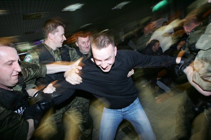 Kraków: Kibicowska bójka na lotnisku w Balicach. Policja ćwiczyła na Euro 2012 [ZDJĘCIA, VIDEO]