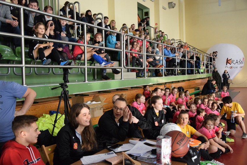 Młode zawodniczki grały w szczytnym celu! Za nami charytatywny mecz piłki nożnej kobiet w Kraśniku. Zobacz zdjęcia