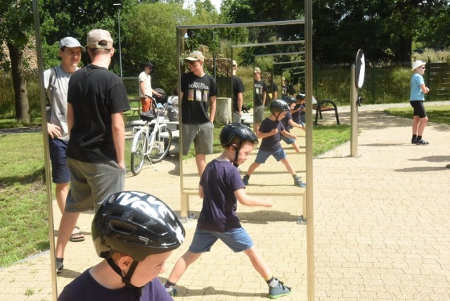 Park Fizyki w Nowej Soli. To miejsce lubią dzieci i młodzież. Przychodzą całe rodziny i  klasy