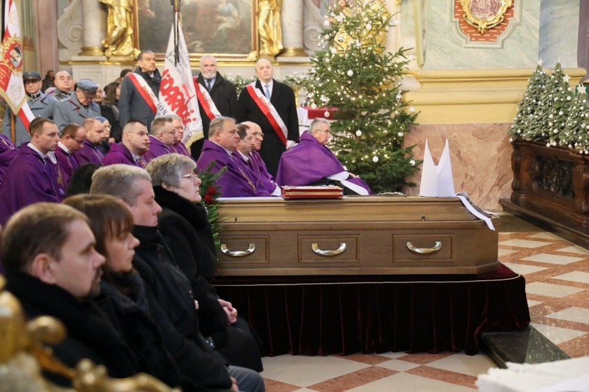 Pogrzeb biskupa Ryszarda Karpińskiego. Był "wizytówką i chlubą archidiecezji lubelskiej". Zobacz zdjęcia           