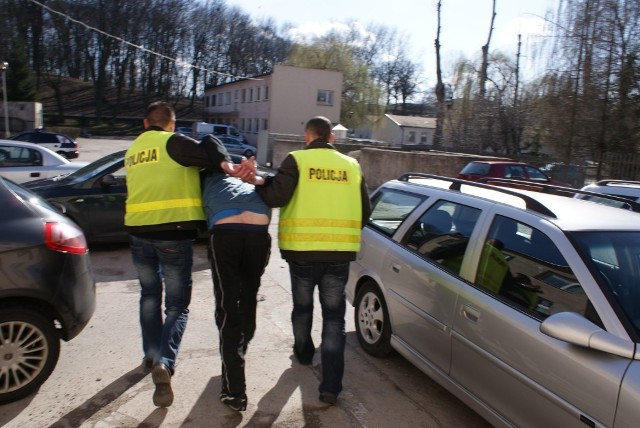 Wczoraj (01.04.12) na podstawie zebranych przez kryminalnych dowodów, prokurator nadzorujący śledztwo, przedstawił obu mężczyznom zarzuty zabójstwa 17-latki. 

Według wstępnych oględzin zwłok Aneta została uduszona paskiem od spodni.

Kolejne zatrzymania po zabójstwie 17-letniej Anety z Lipna [ZDJĘCIA]