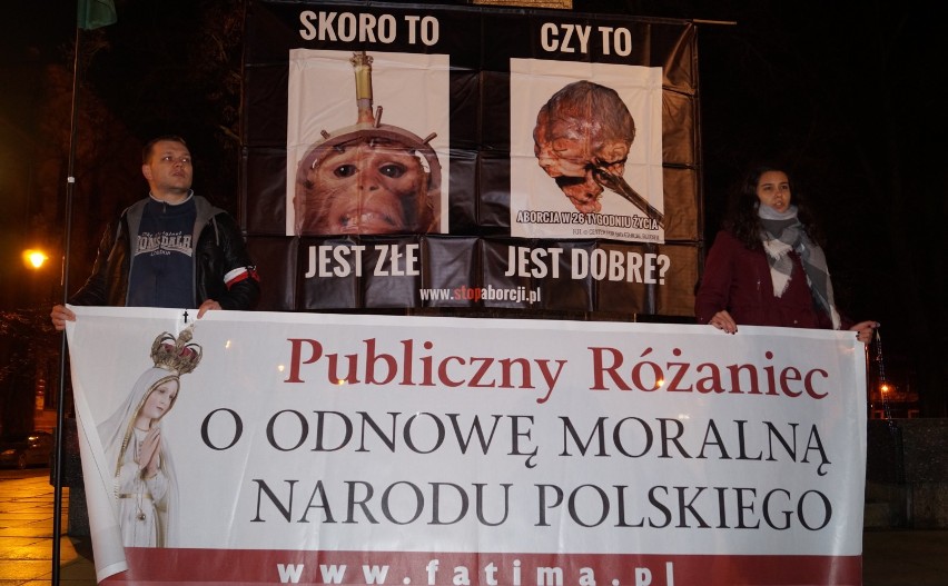 Publiczny Różaniec na Placu Wolności. Bydgoszczanie modlili się o odnowę moralną narodu polskiego [zdjęcia, wideo]