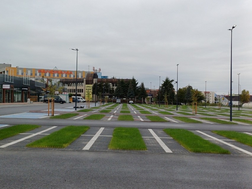 Przed parkiem handlowym pojawił się zielony parking
