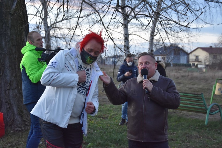 Michał Wiśniewski w Rybniku i Krzysztof Hanke śpiewali przed szpitalem. Żużlowy ROW Rybnik zaprosił gwiazdy dla pacjentów i personelu FOT