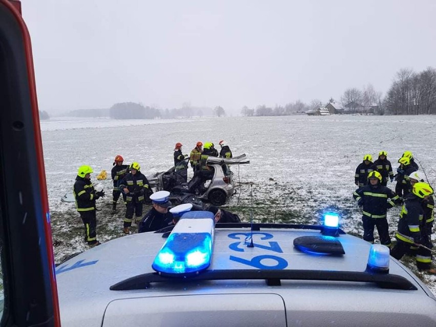 Toyota dachowała w Chajewie. Kierująca autem kobieta w...