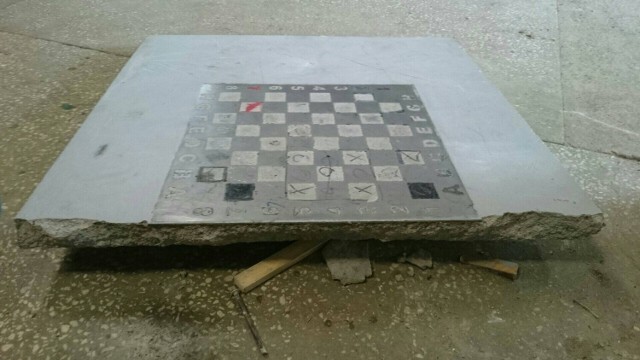 Naprawa zniszczonych stolików szachowych będzie słono kosztować
