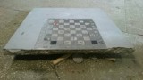 Wandale znów zniszczyli stoliki szachowe na placu Jagiellońskim w Radomiu, mieszkańcy zapłacą za straty