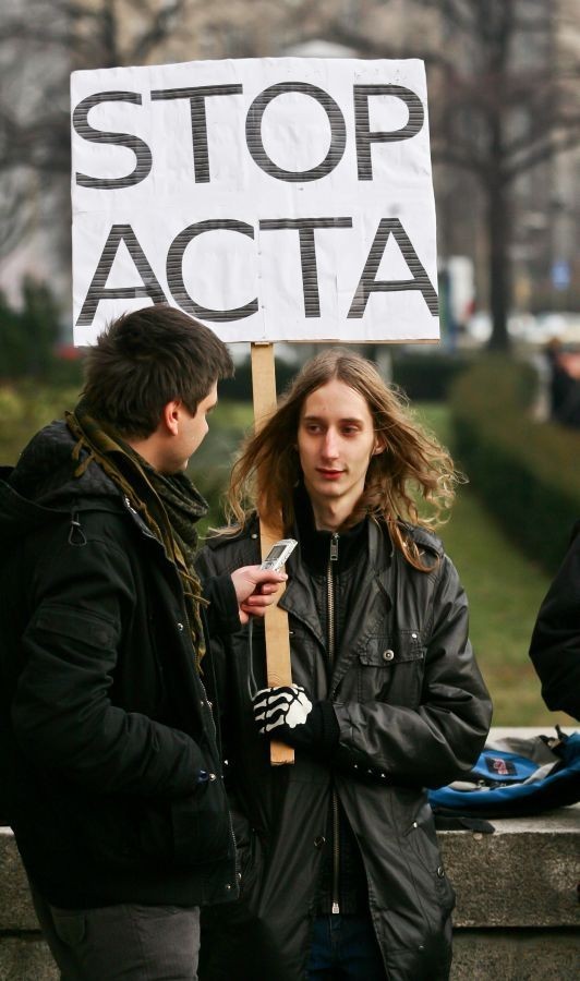 Wrocław: Małą grupą protestowali przeciw ACTA. W środę ma przyjść 8 tysięcy osób