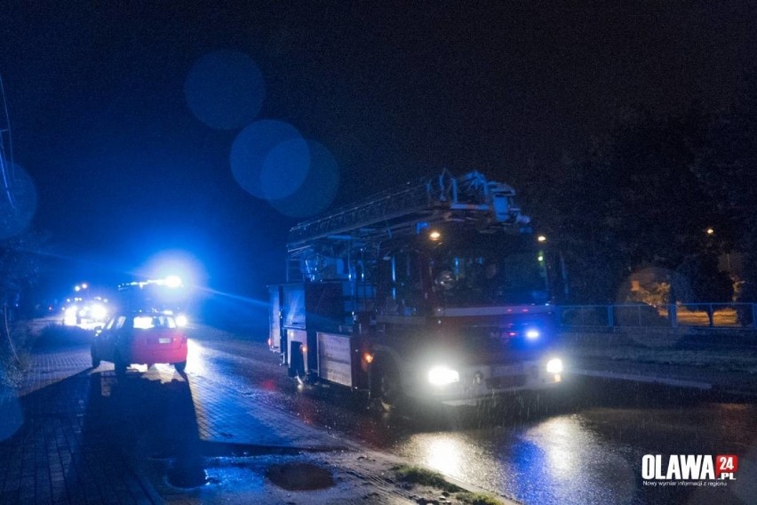 Pożar w fabryce Autoliv w Oławie. Ogień pojawił się w nocy (ZDJĘCIA)