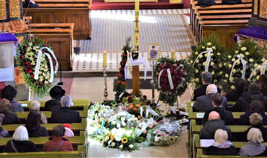 Sieradz pożegnał zmarłą Irenę Kostrzewską, która od 40 lat kierowała Spółdzielczym Domem Kultury ZDJĘCIA